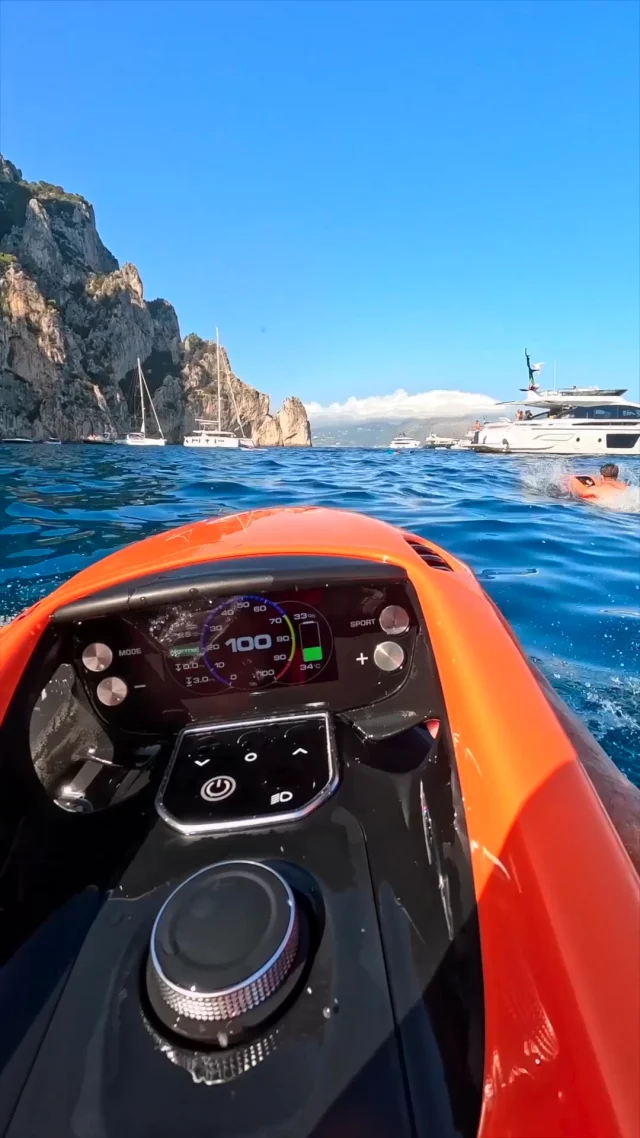 Creating memories that last a lifetime – with the SEABOB F9. Design by Studio F. A. Porsche.

#SEABOB #PorscheDesign #waterscooter #seatoys