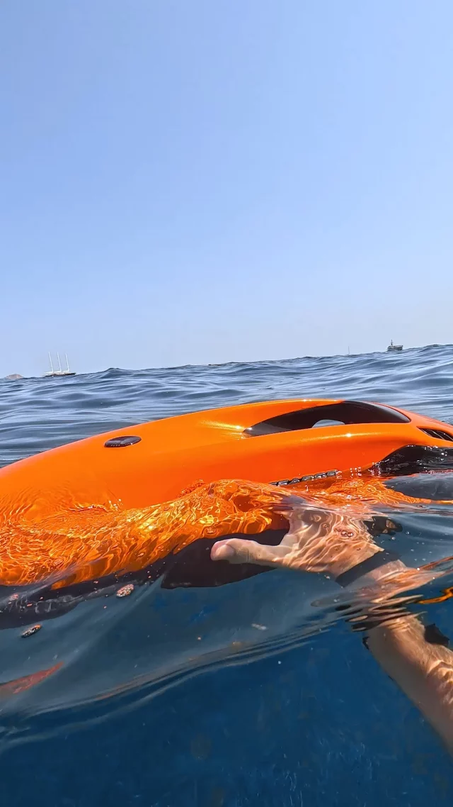 This is what life can feel like.

Warm water, joyful laughter and you together with your best friends enjoying the ocean blue. The kind of Mediterranean days that remind you what freedom can be like.

#SEABOB #PorscheDesign #lifestyle #waterscooter