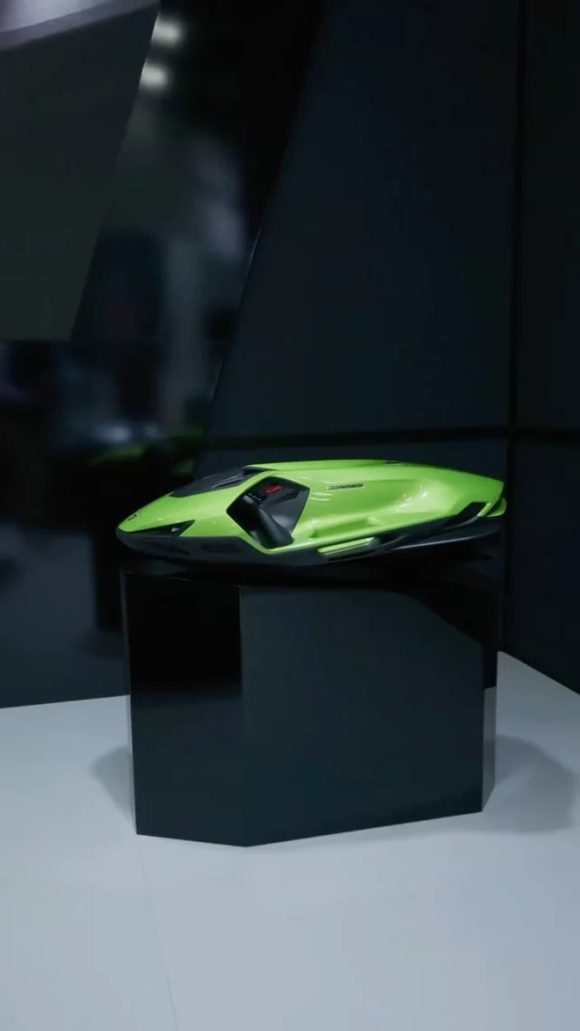 Born on land. Reborn in water.

From the spotlight at boot Düsseldorf to full performance on the water – the SEABOB SE63 for Automobili Lamborghini.

#SEABOB #AutomobiliLamborghini #justbreaklimits #waterscooter #yachttoys