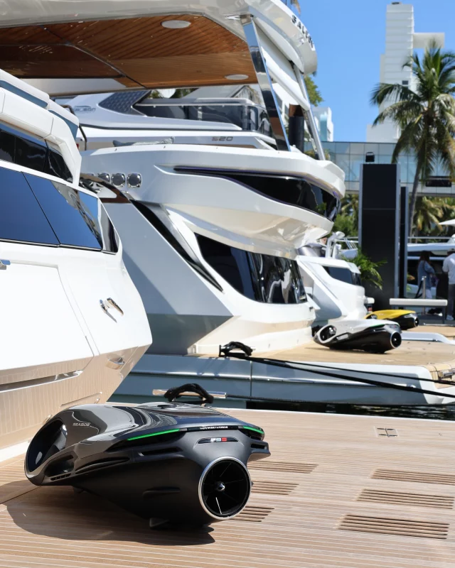 Waiting on deck for the next dive into freedom – this is the art of performance.

Design by Studio F. A. Porsche.

#SEABOB #PorscheDesign #yachttoys #sunset