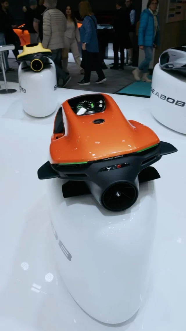 Just keep watching? Feel the performance.

Striking on display, unmatched in action. Experience pure exhilaration with the SEABOB F9S, designed by Studio F. A. Porsche.

#SEABOB #PorscheDesign #waterscooter #yachttoys