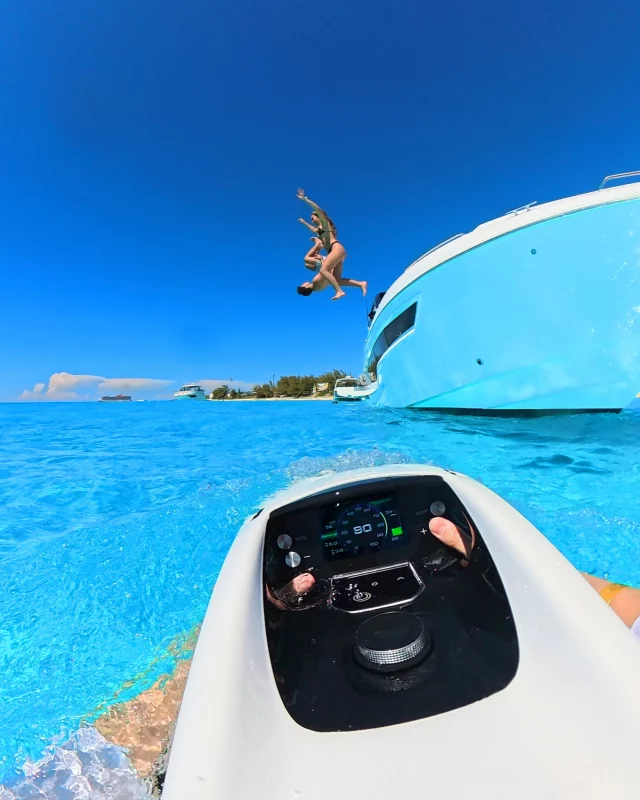Leap into summer.

What could be better than ocean days in the Bahamas, surrounded by the people you love and exploring the world from your SEABOB POV?

#SEABOB #boatday #waterscooter