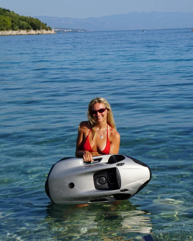 Light enough to carry. 
Powerful enough to set you free. 

SEABOB F9. 
Design by Studio F. A. Porsche.

#SEABOB #PorscheDesign #waterscooter #croatia