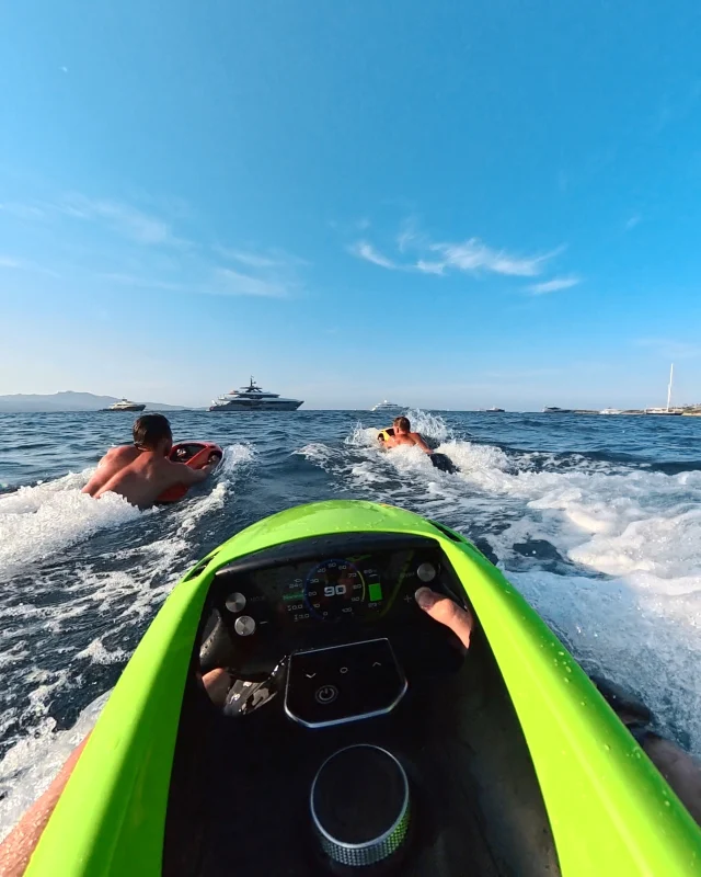 Discover new horizons.
With the SEABOB F9.

#SEABOB #waterscooter #yachttoys #watertoys