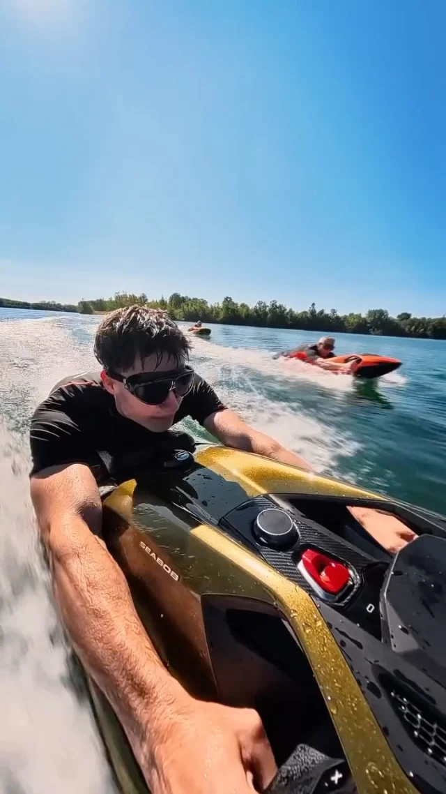 A statement of power.

This is the SEABOB SE63 for Automobili Lamborghini.

#SEABOB #AutomobiliLamborghini #justbreaklimits #waterscooter #watertoys